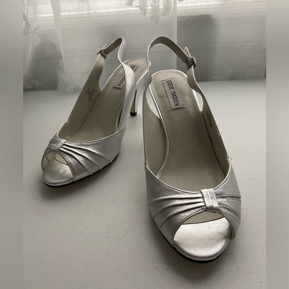 Steve Madden 8.5 W Silver Leather 1.5” Heels